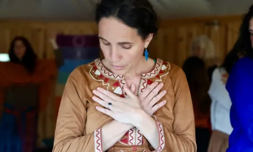 Nuria Cervera manos cruzadas en el corazon