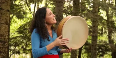 Nuria tocando tambor y cantando bosque Voz del Alma